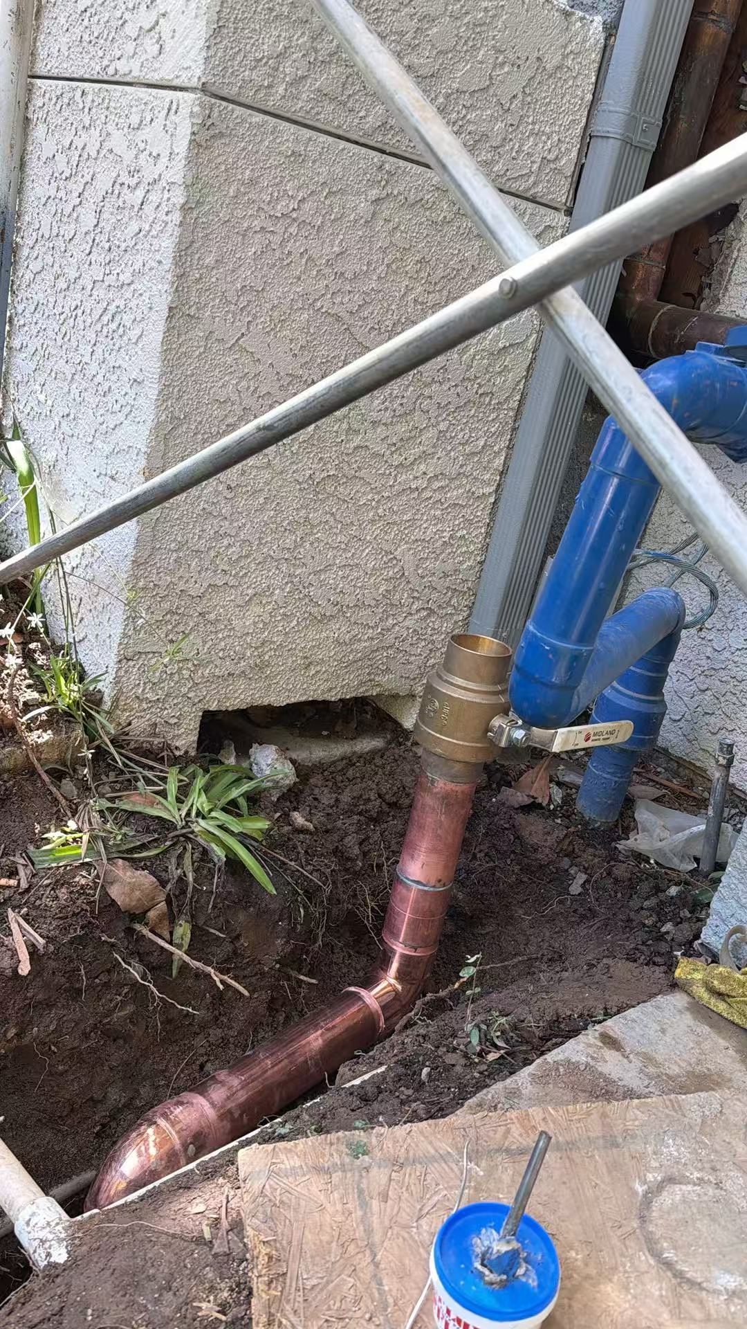 Copper pipe bends and shutoff valve detail