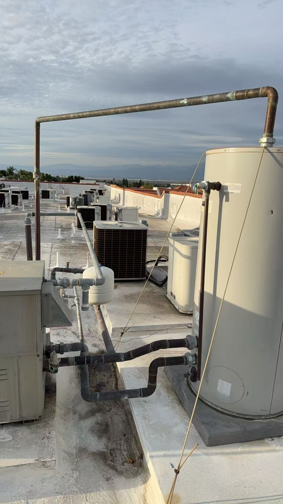 Rooftop equipment and connecting pipework