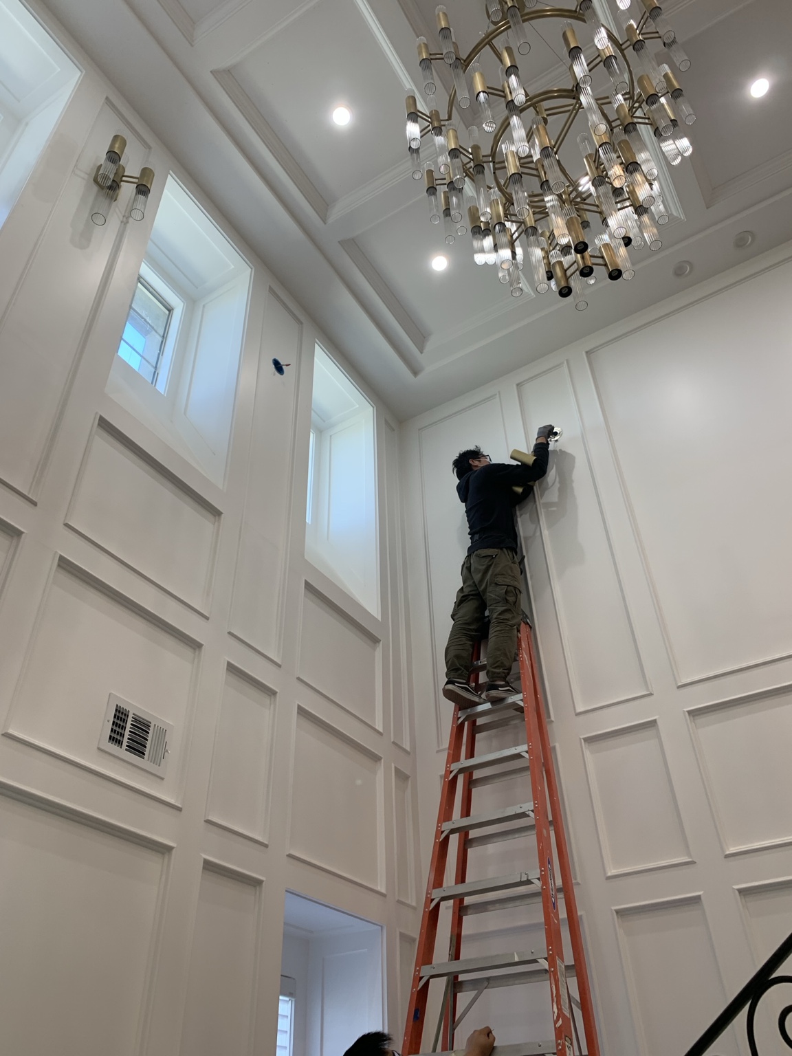 High-ceiling finishing and lighting